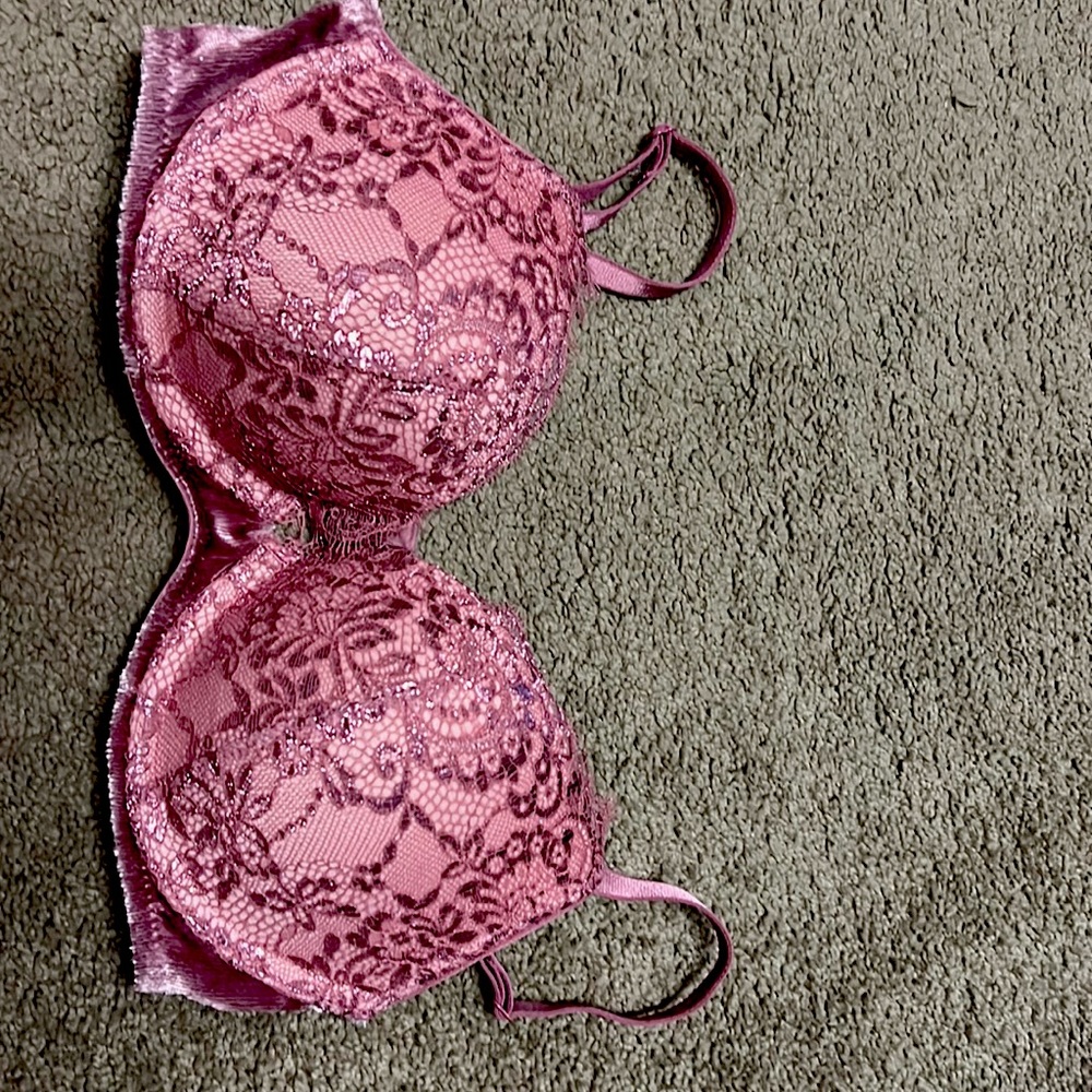 Never worn Victoria Secrets very sexy size 32B